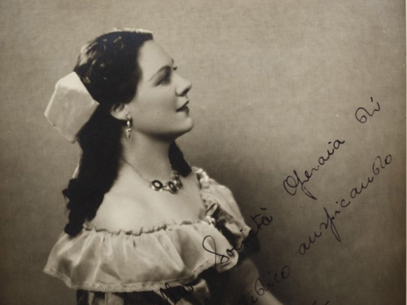Figura intera di Renata Tebaldi, ritratta di lato, seduta