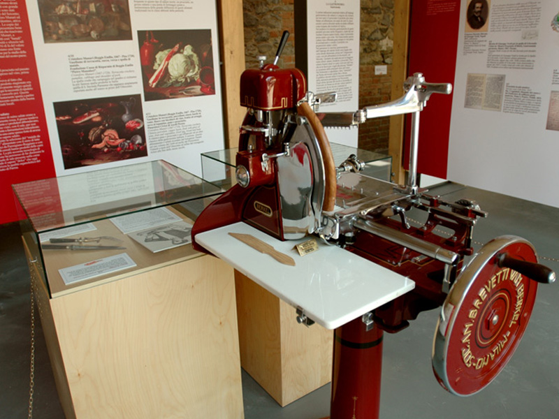 Foto di attettatrice presente nel Museo del Prosciutto